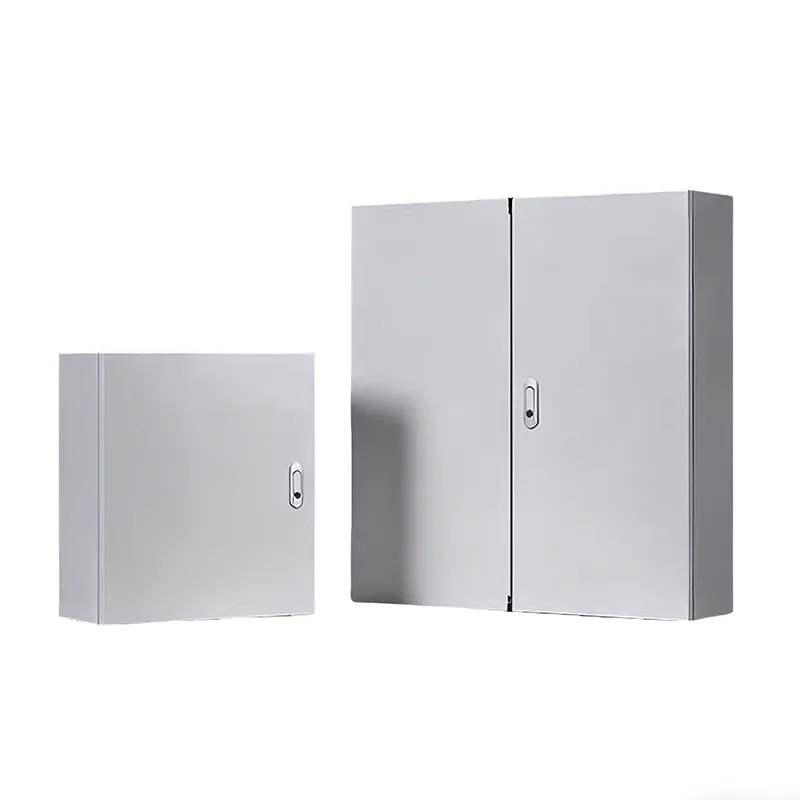壁に取り付けられた金属製配電ボックス